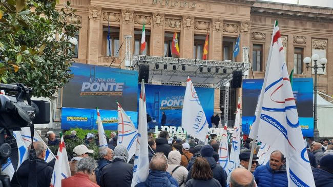 Ponte sullo Stretto, la manifestazione a favore del progetto a Messina