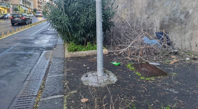 Marciapiedi di viale Vittorio Veneto diventano un problema: “Sgomberare gli ostacoli”