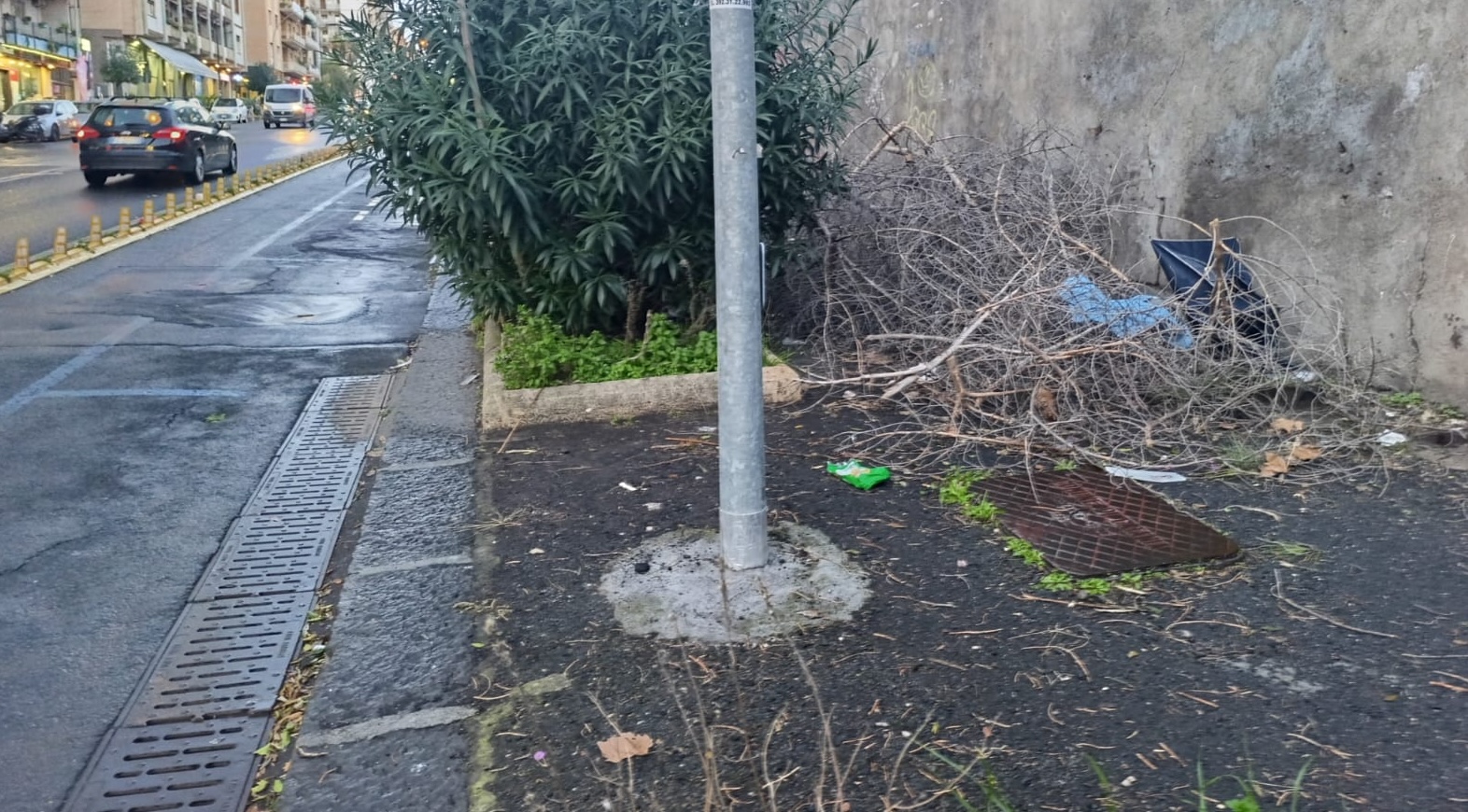 Marciapiedi di viale Vittorio Veneto diventano un problema: “Sgomberare gli ostacoli”