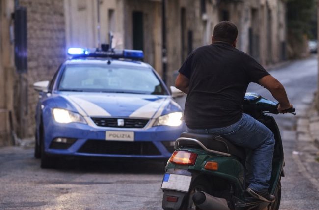 Modica, fugge dopo un controllo di polizia: denunciato 44enne