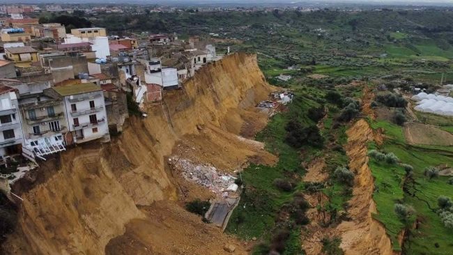 Frana di Niscemi, la riunione per la stabilizzazione dell’emergenza. Ciciliano: “Dialogo quotidiano con gli esperti”