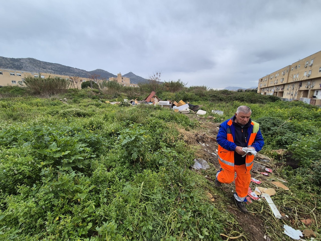 Rimozione rifiuti allo Zen di Palermo, operatori Rap sotto scorta