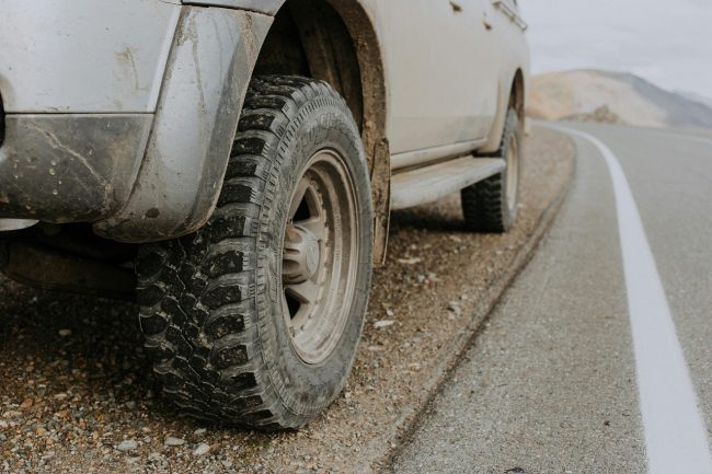 Palermo, aveva bucato le gomme alle automobili in sosta: indagata donna “incubo dei residenti”