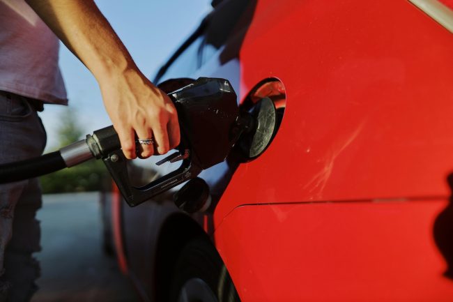 Sicilia, prezzi carburanti salgono ancora: in autostrada oltre 2,1 euro