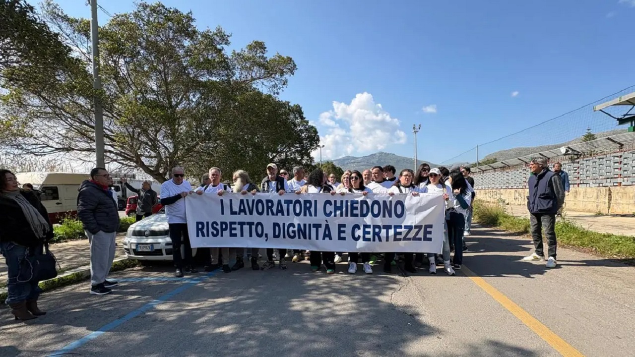 Società Italo Belga di Mondello, corteo di dipendenti in protesta: “Non siamo mafiosi”