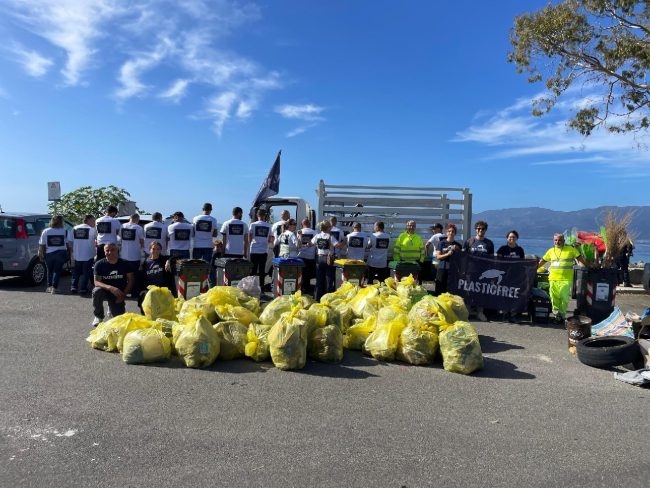 Acireale, l’iniziativa ambientale di Plastic Free e Second Chance arriva anche in Sicilia: detenuti e volontari in azione