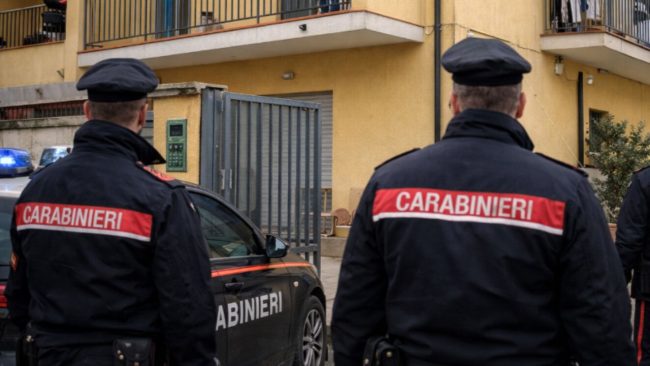 Droga “vola” dal balcone e i carabinieri si godono la scena: un arresto a Belpasso