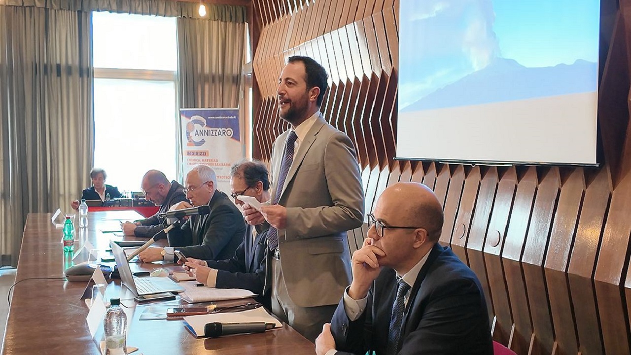 Cenere vulcanica, discusso il piano d’azione per rendere la materia di scarto una risorsa