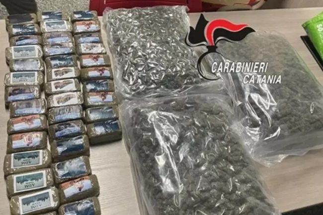 Scarcerato da pochi giorni torna a spacciare: oltre 7 chili di droga in auto, arrestato dopo inseguimento