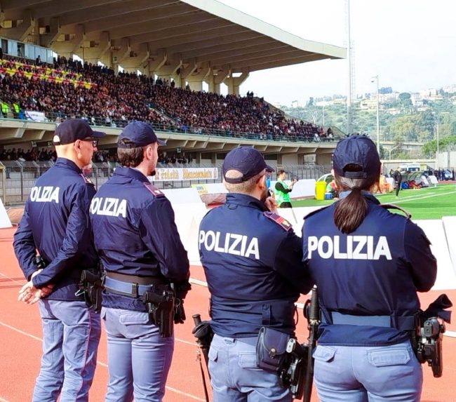 Fumogeni, petardi e dispute tra tifosi: emessi 5 provvedimenti di divieto alle manifestazioni sportive