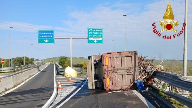 Incidente sulla Statale 194 in direzione Catania, si ribalta un mezzo pesante