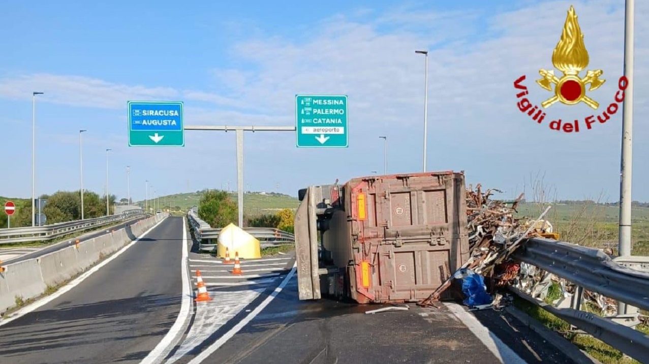 Incidente sulla Statale 194 in direzione Catania, si ribalta un mezzo pesante Incidente sulla Statale 194 in direzione Catania, si ribalta un mezzo pesante