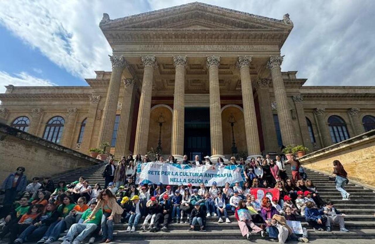 Palermo, mille nomi contro la mafia: studenti in piazza per la memoria e l’impegno
