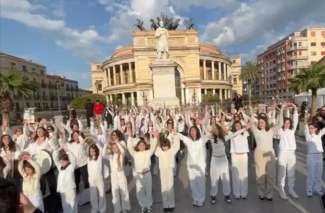 Palermo, flash mob contro la violenza sulle donne: ballerini e attori in prima linea