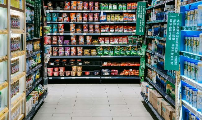 Controlli in un minimarket di Agrigento, trovati alimenti scaduti e privi di tracciabilità: sanzioni e denuncia per il titolare