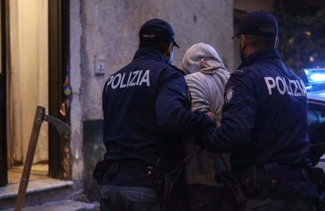 Palma di Montechiaro, minaccia l’ex moglie con una zappa: arrestato 40enne