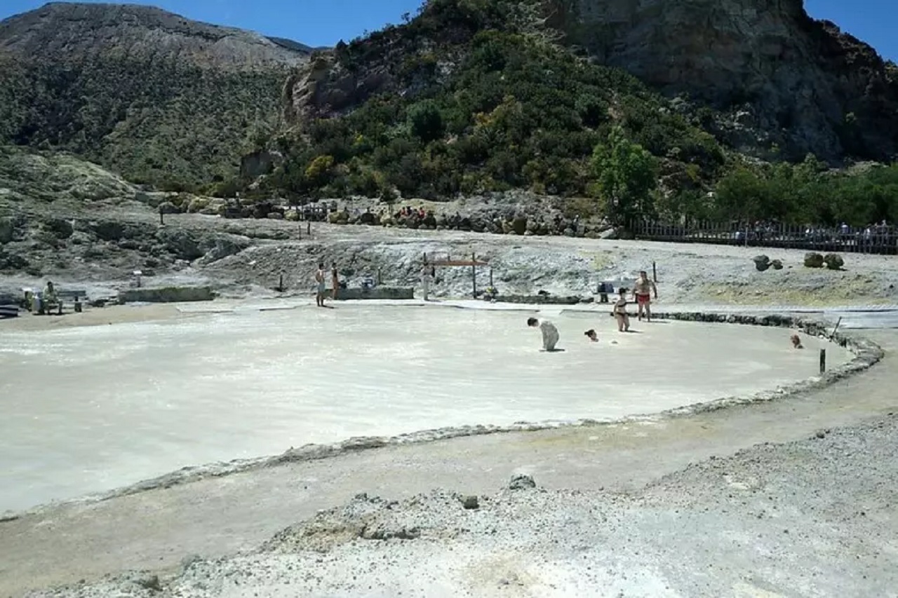 Messina, riapre la pozza di fanghi sequestrata sull’isola di Vulcano