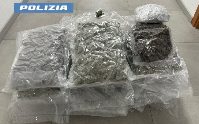 Catania, 15 chili di marijuana nascosti in auto: arrestato “corriere della droga”