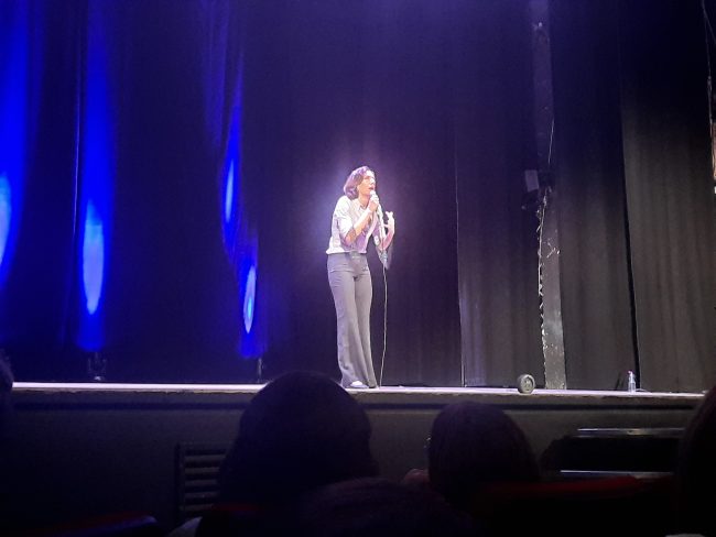 Al Teatro Ambasciatori risate e riflessioni con l’acuto umorismo di Giorgia Fumo in Out of Office