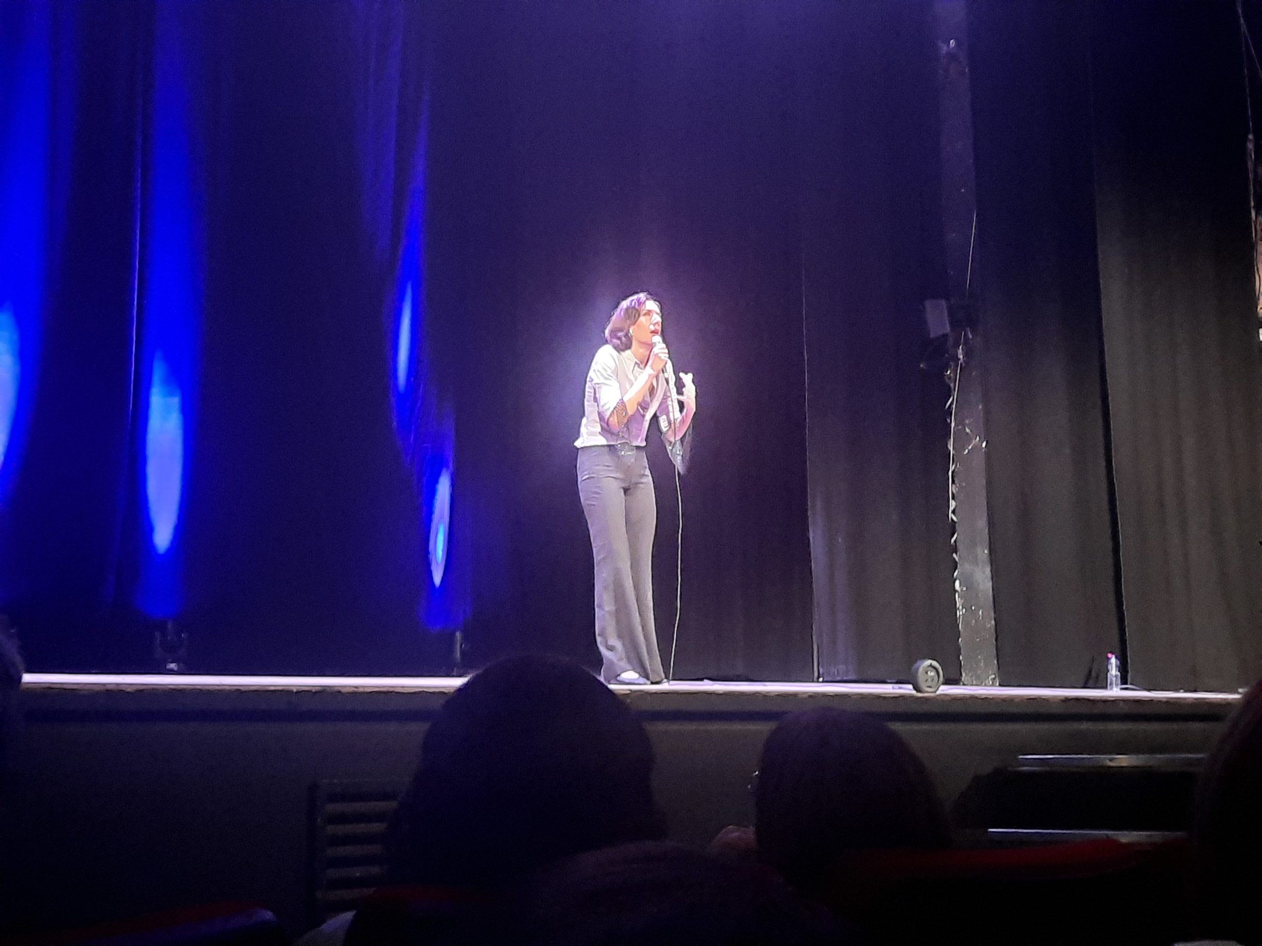 Al Teatro Ambasciatori risate e riflessioni con l’acuto umorismo di Giorgia Fumo in Out of Office