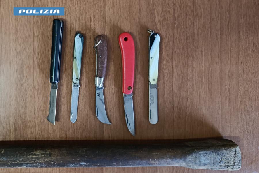 Al volante con il cellulare, poi la scoperta shock: in auto aveva 5 coltelli e un bastone