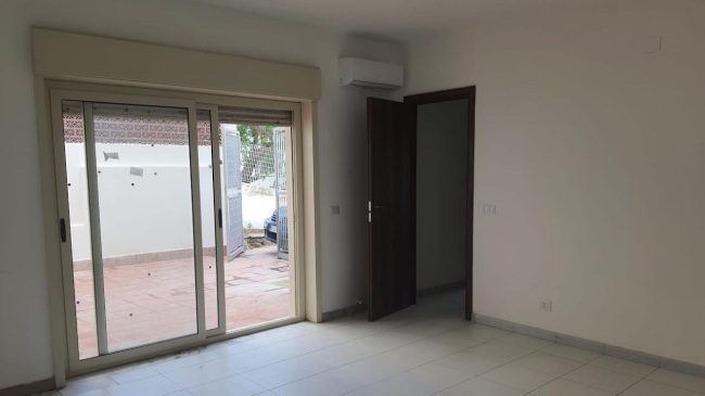 Pronto un primo alloggio confiscato alla mafia: diventerà casa per una famiglia delle baraccopoli