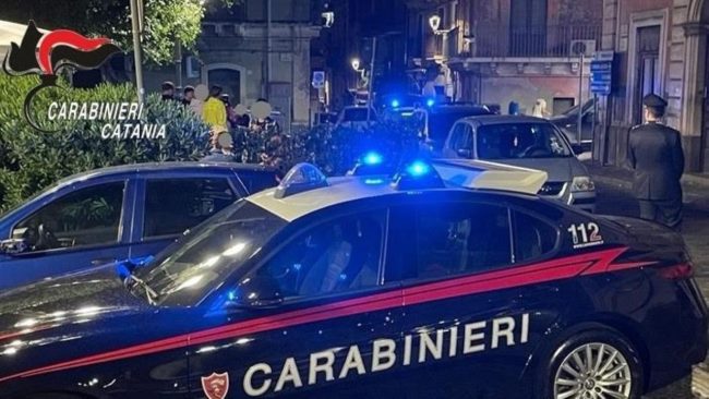 Lite in strada a Biancavilla: colpiscono la vittima alla testa con uno sgabello, due arresti