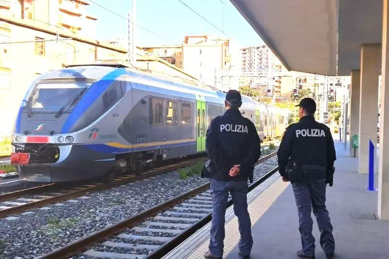 Caltanissetta, rischiato un deragliamento: due minorenni avevano messo dei pezzi di cemento sui binari