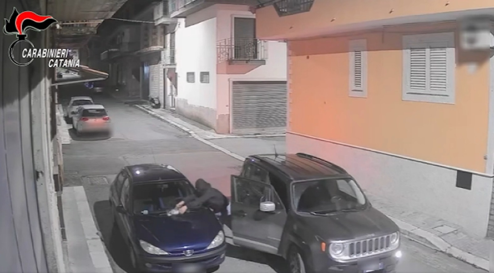 Palagonia, molotov contro l’auto del rivale in amore: arrestati due giovani