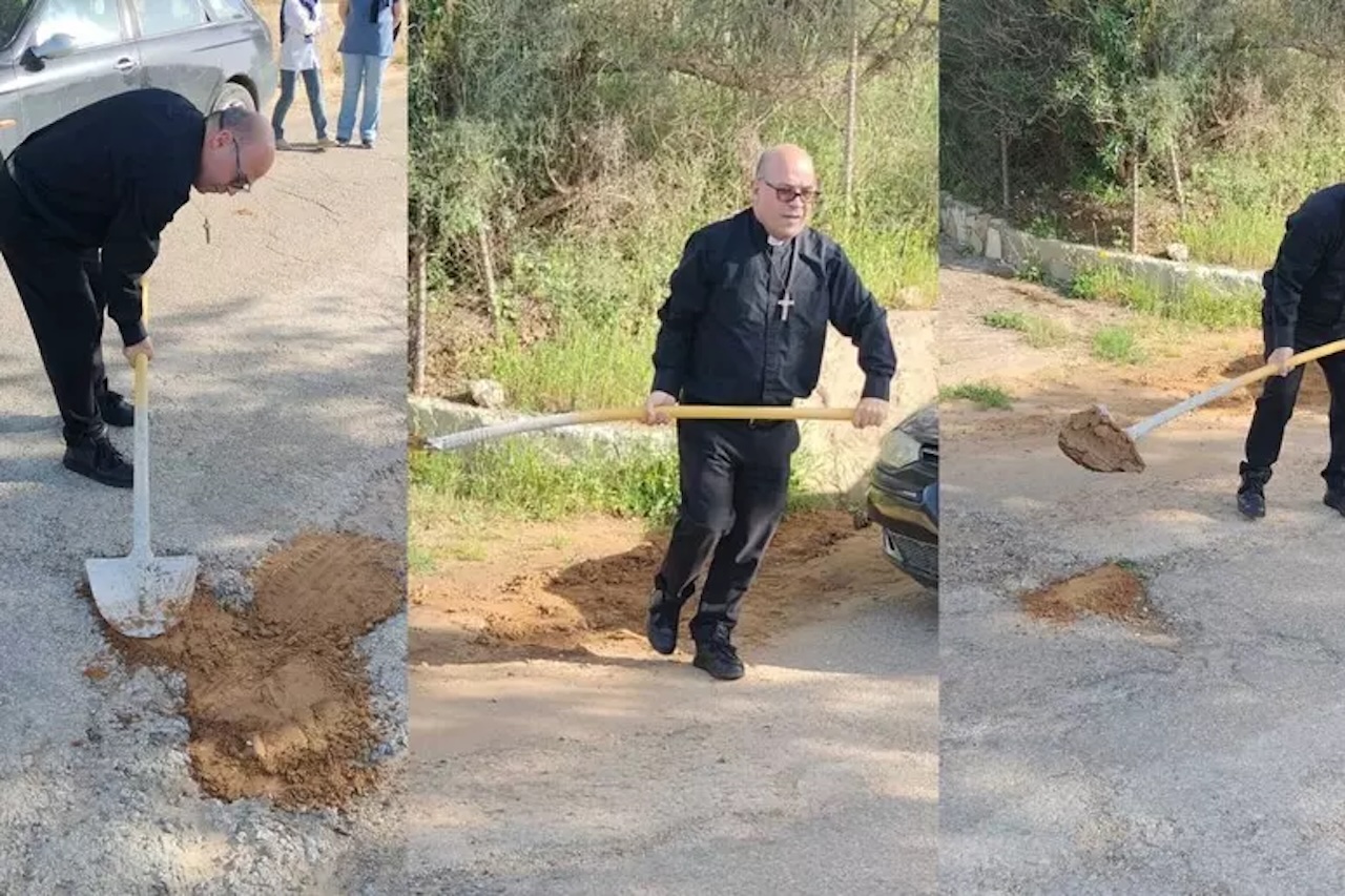 In un piccolo borgo di Caltanissetta le buche le ripara un parroco: “Vicino alla mia comunità”