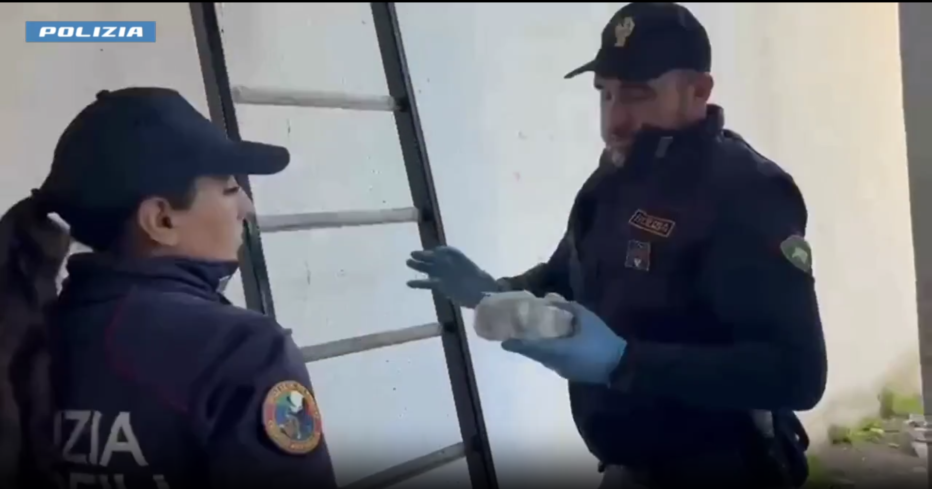 Catania, trovate armi e munizioni nascoste nei muri di un edificio