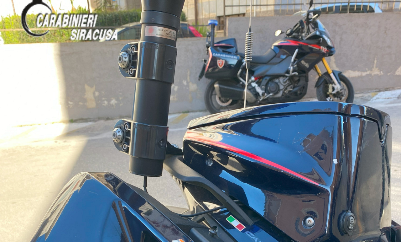 Droga in tasca e oltre 1.300 euro in contanti: denunciato 28enne a Siracusa