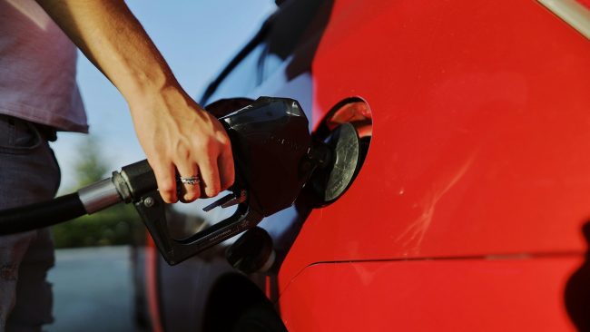 Il problema del caro carburante pesa anche sul mondo della scuola, l’appello dei docenti fuorisede a Valditara