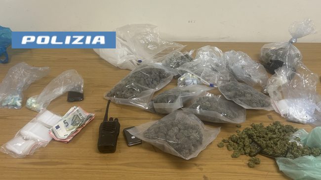 Catania, blitz antidroga in via Capo Passero: denunciati due pusher, sequestrati 600 grammi di droga