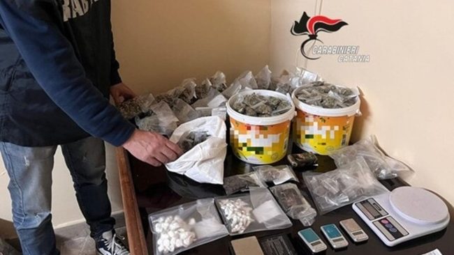 Catania, in casa con 3,5 kg di droga: arrestati due pusher di 23 e 25 anni