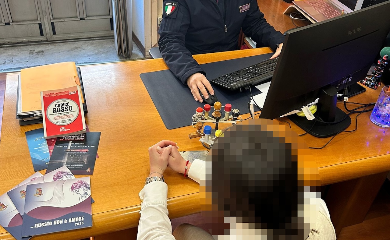 Palpeggia, pedina e tormenta una giovane: ai domiciliari un 70enne di Acireale