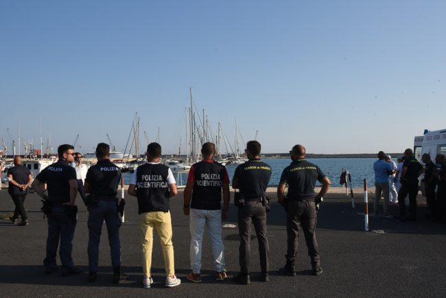 Pozzallo, fermati due presunti scafisti egiziani: soccorsi 65 migranti in mare