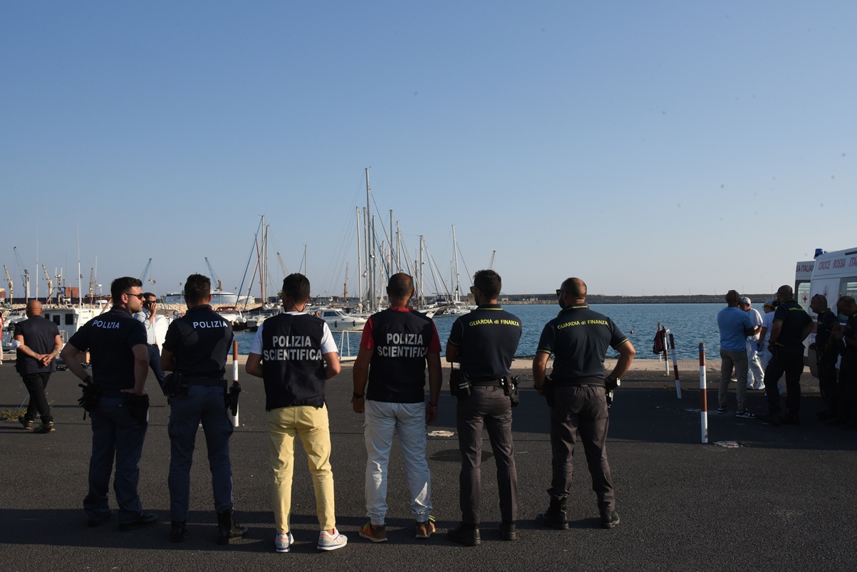 Pozzallo, fermati due presunti scafisti egiziani: soccorsi 65 migranti in mare