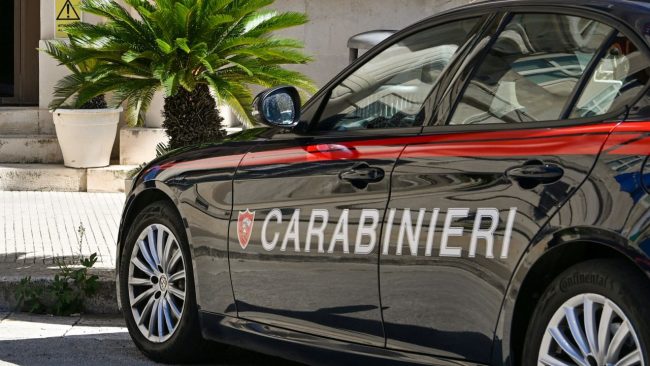 Evade dai domiciliari per chiedere denaro ai genitori