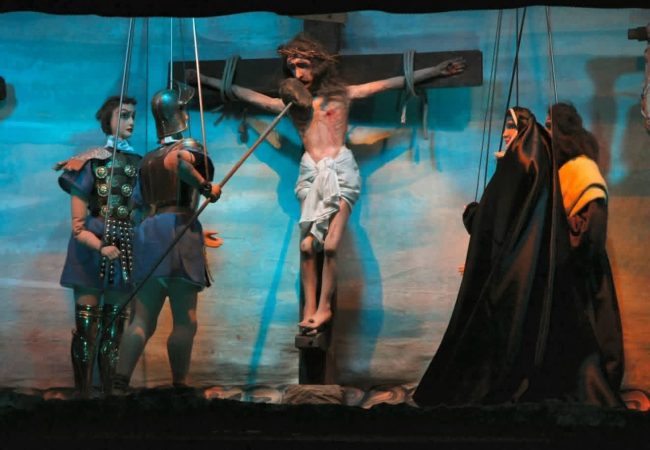 “Cristo al Golgota” incanta Mascalucia: la tradizione dei pupi racconta la Passione di Cristo