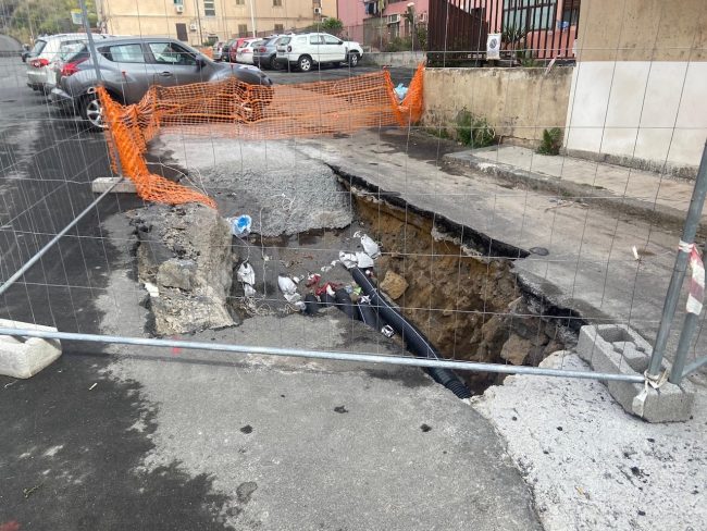 Catania, degrado lungo via Nuovalucello: motociclista rischia la vita per una buca
