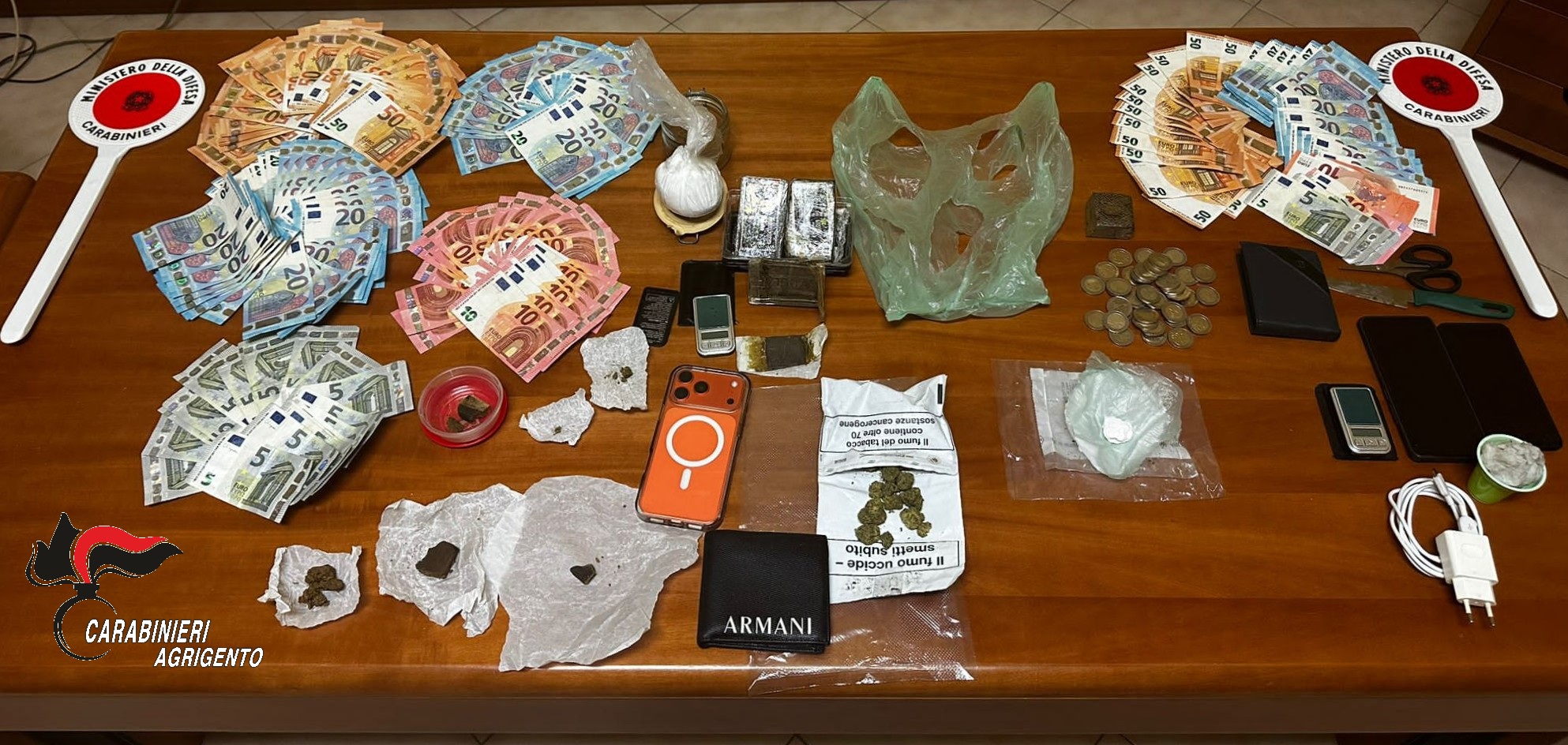 Maxi blitz antidroga a Menfi: cocaina, hashish e “wax” in casa, due arresti