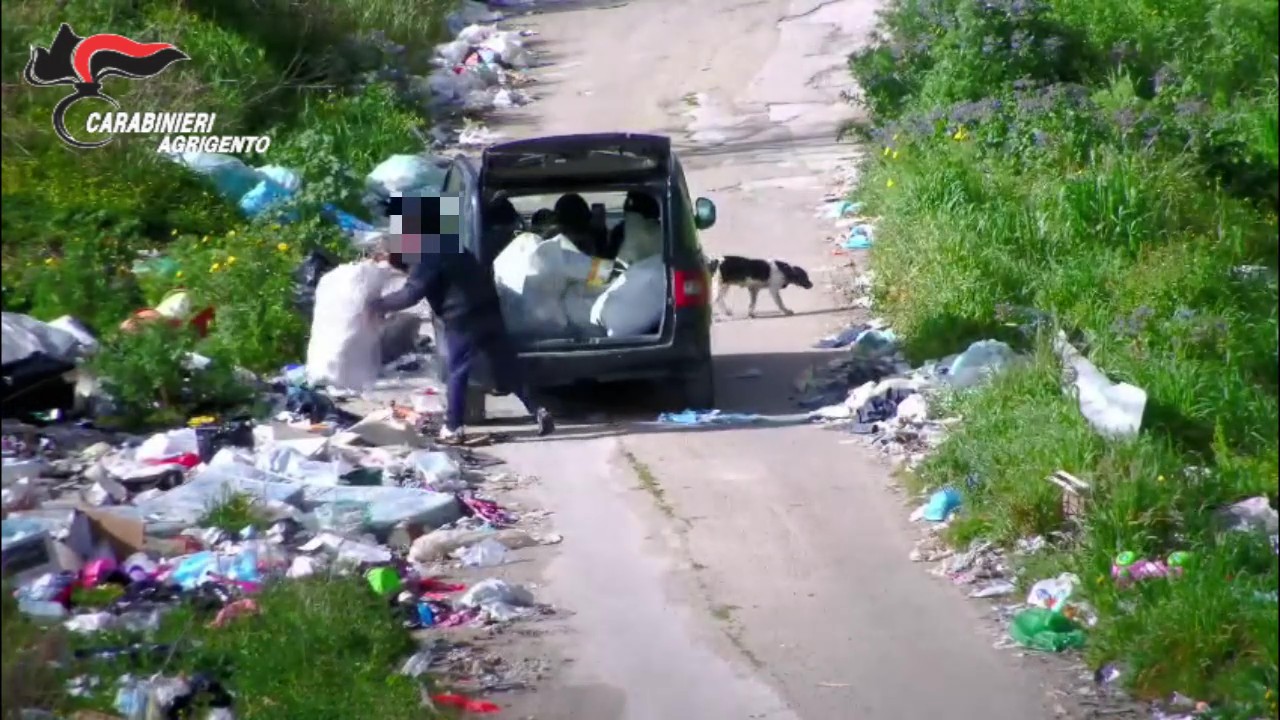 Campobello di Licata, strada trasformata in discarica abusiva: 23 denunciati