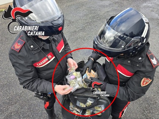 Fuga contromano in pieno centro a Catania: 19enne bloccato dopo inseguimento con droga e contanti