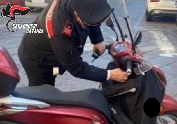 Evade dai domiciliari e rientra in scooter: arrestato 29enne a Catania con attrezzi da scasso