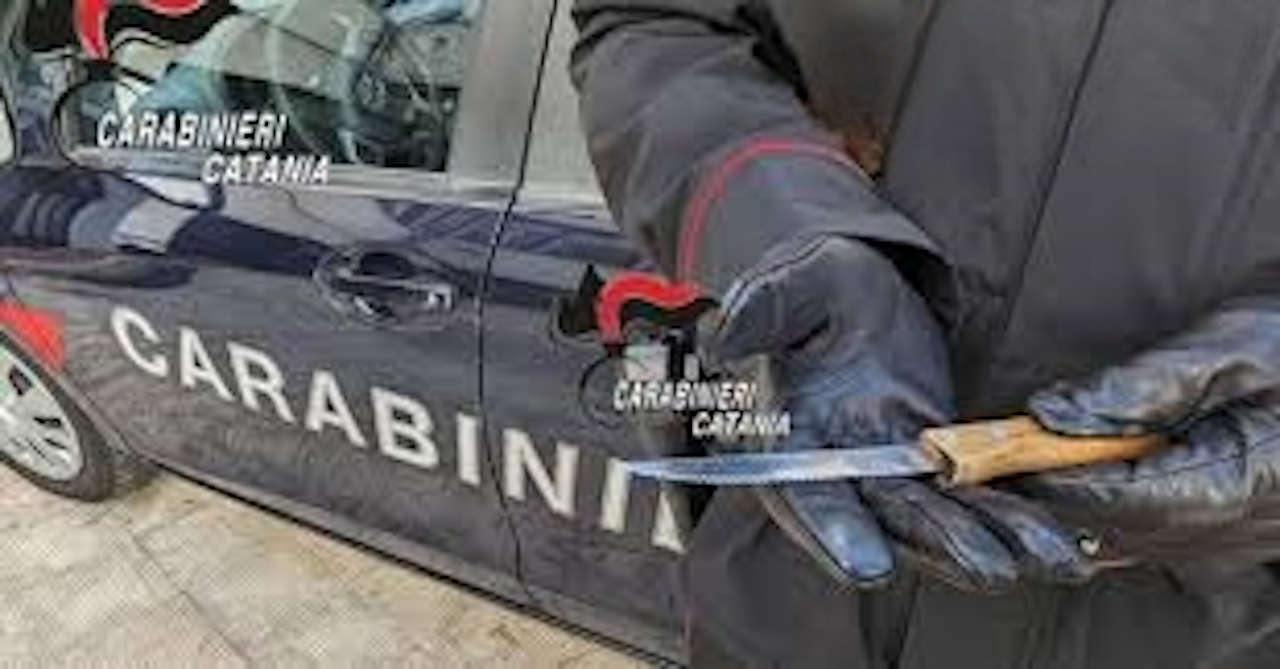 Catania, con un coltello in auto: 57enne denunciato dai Carabinieri