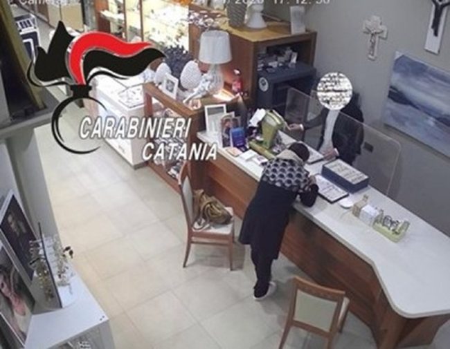 Mascalucia, furto in una gioielleria: denunciata la colpevole