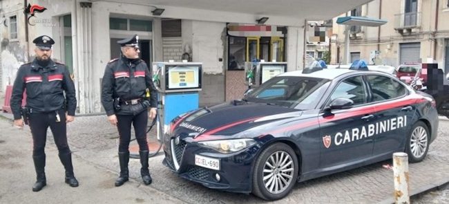 Armati di coltello rapinano un benzinaio di Paternò: due arresti