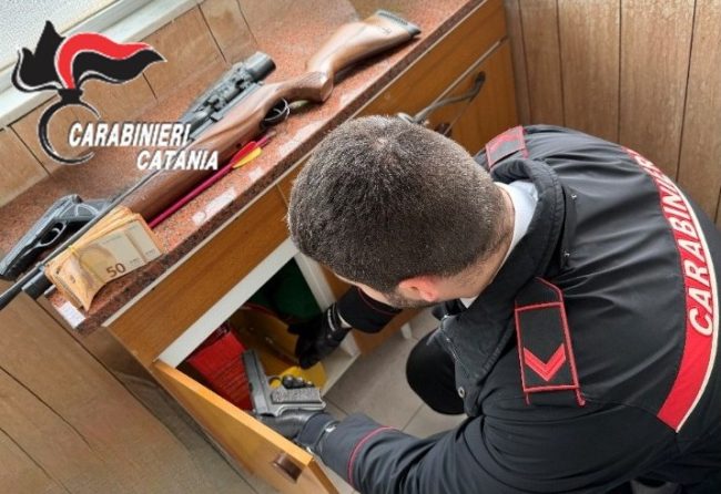 Pedara, droga in casa: blitz dei Carabinieri, arrestata una donna e denunciato un uomo