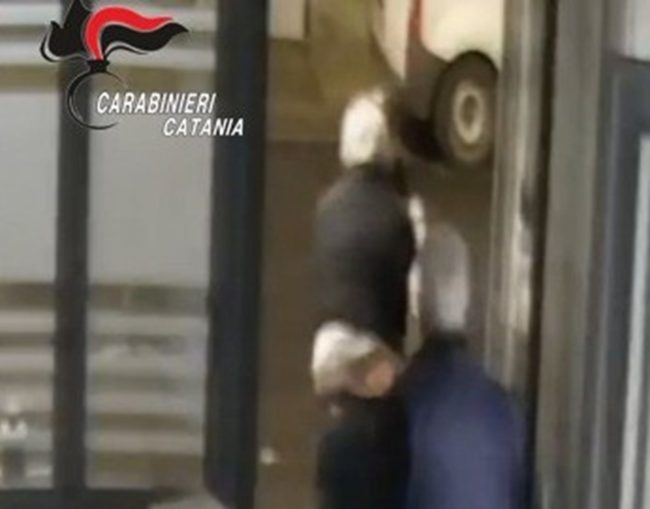 Randazzo, aggredisce due uomini a pugni: 34enne denunciato dai carabinieri
